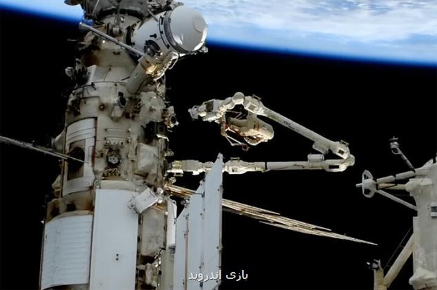 فضانورد روسی سوار بر بازوی رباتیک اروپایی شد
