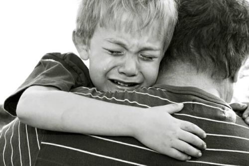 با کودکی که هنگام جدایی از اقوام گریه می کند، چطور رفتار کنیم؟